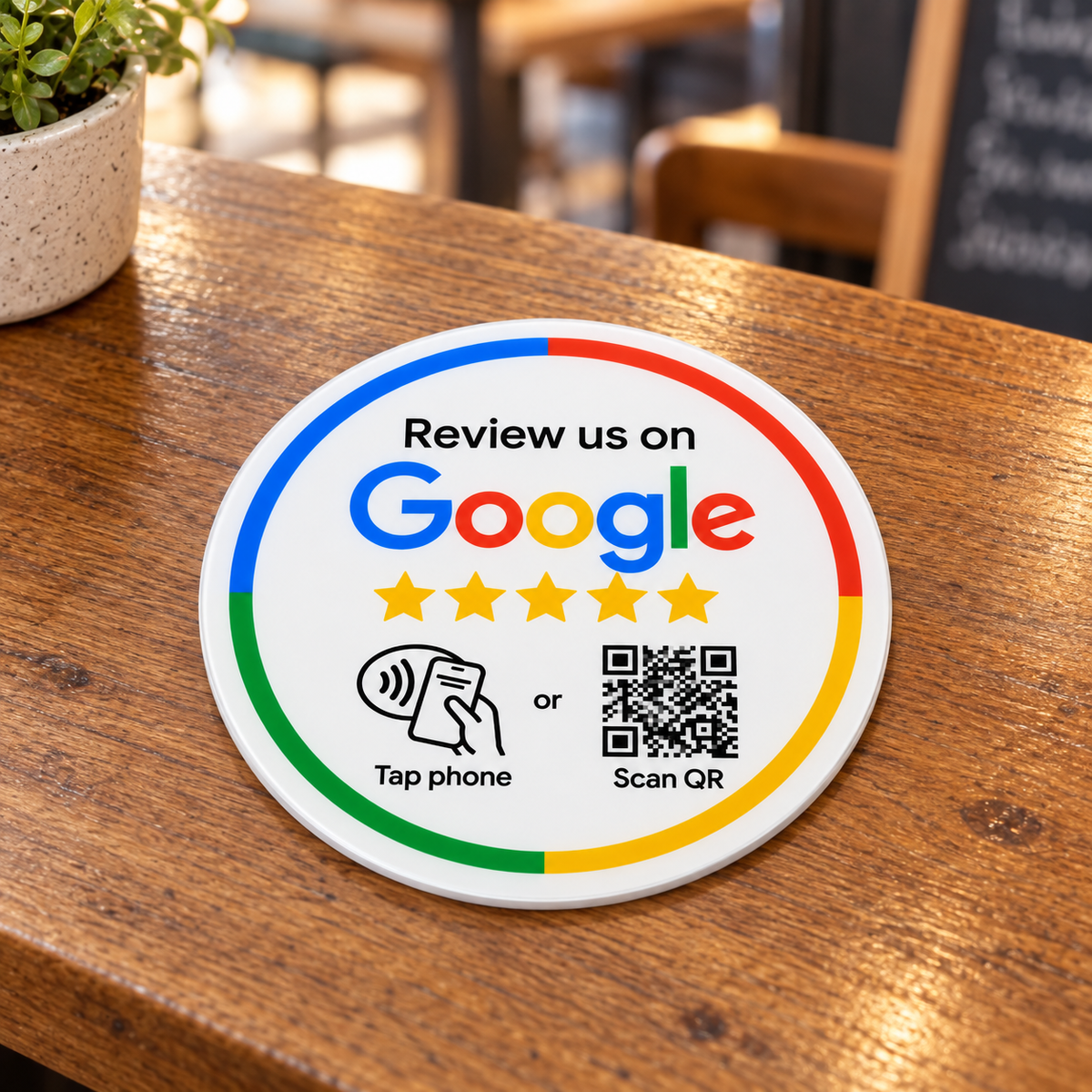 Placa NFC Google redonda blanca completa sobre una superficie de madera
