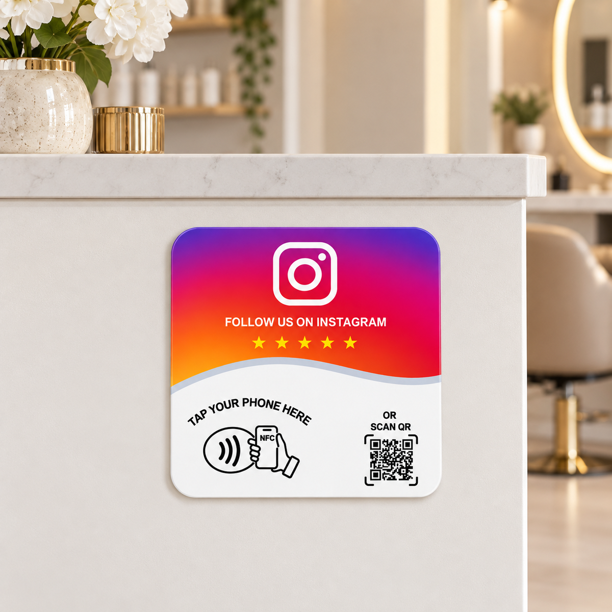 Placa NFC Instagram completa colocada en la recepción de un salón