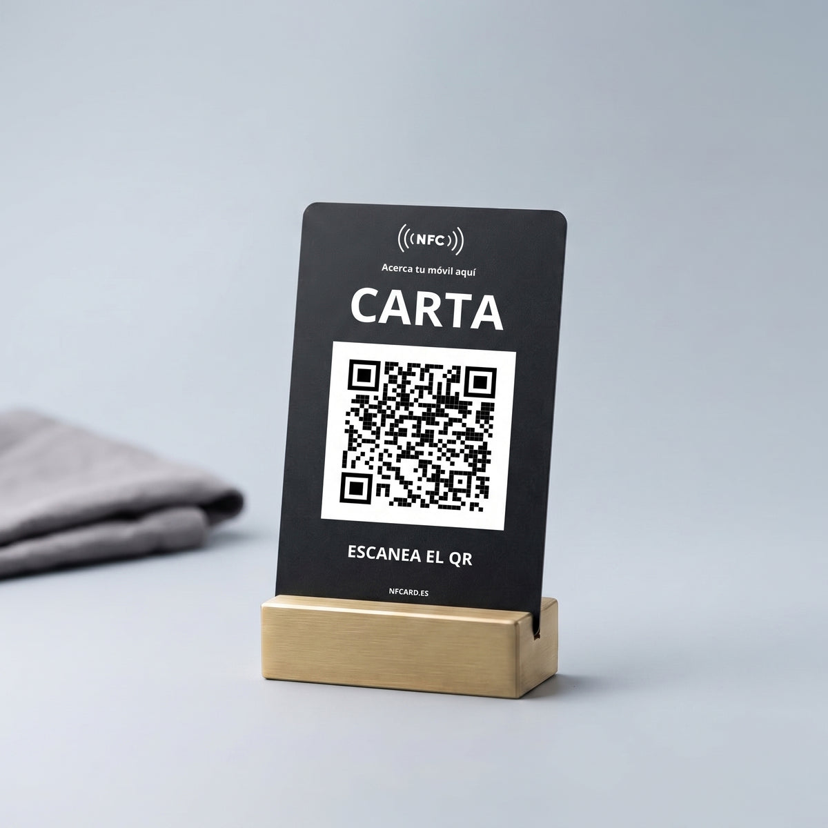 Tarjeta NFC y QR de la carta en su soporte sobre la mesa