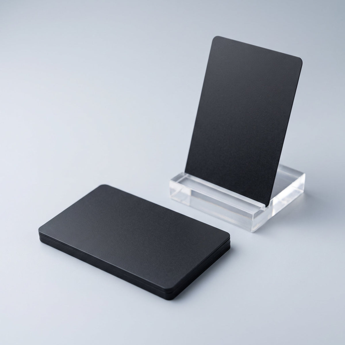 Dos tarjetas NFC negras mate listas para personalizar con el nombre de cada persona