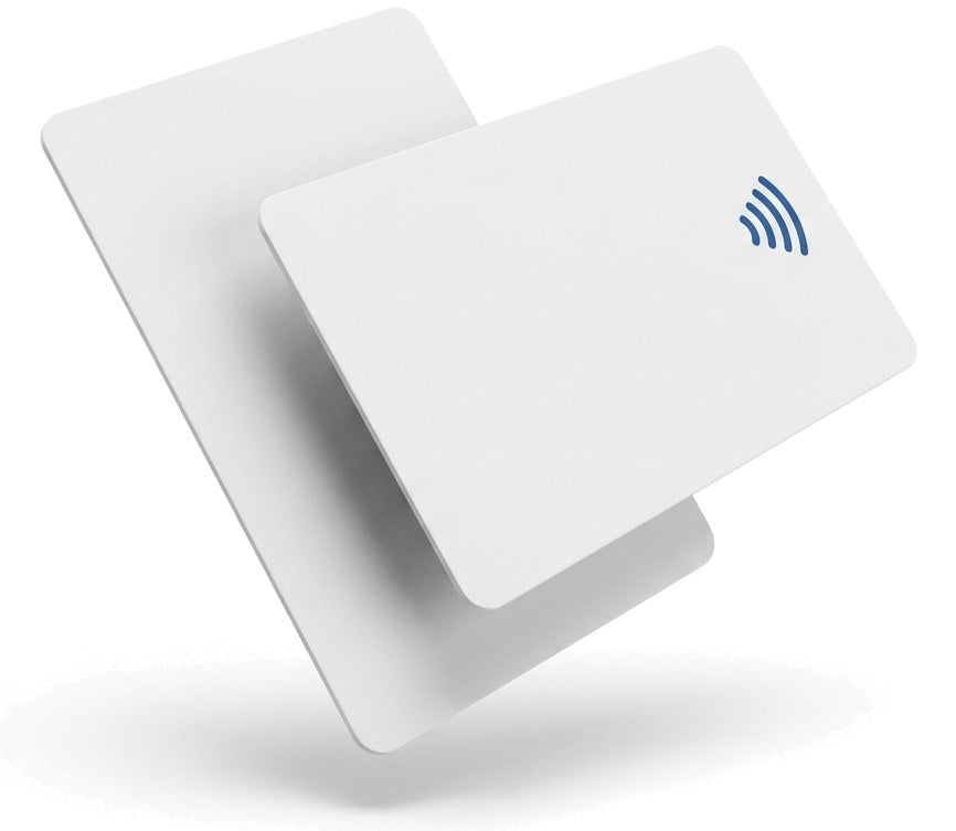 Tarjetas de proximidad RFID y NFC blancas con el símbolo sin contacto