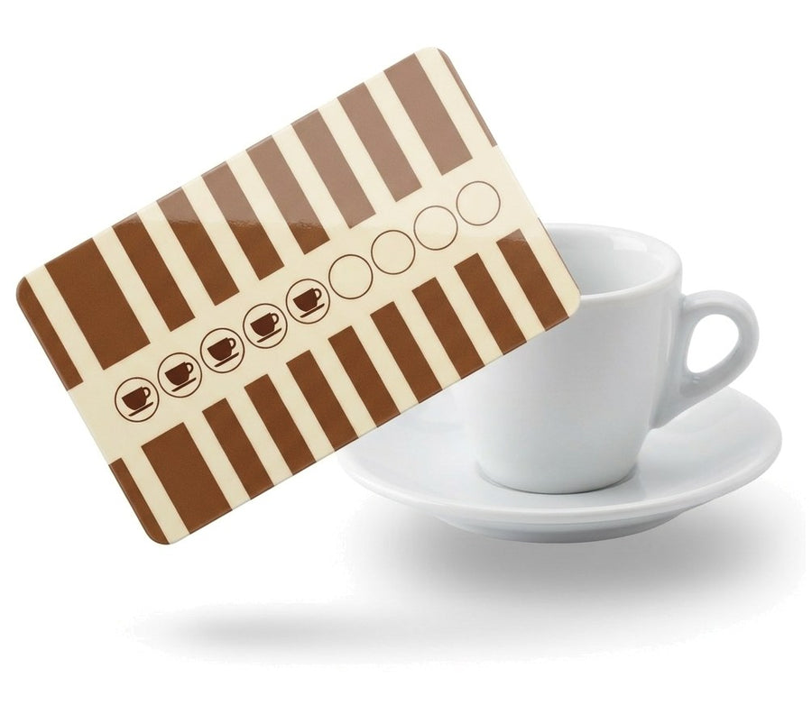 Tarjeta de fidelización de PVC con sellos de café junto a una taza