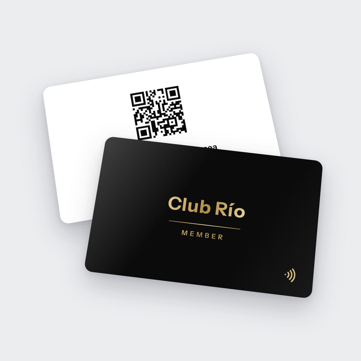 Tarjeta NFC negra con logo en stamping oro y reverso con código QR